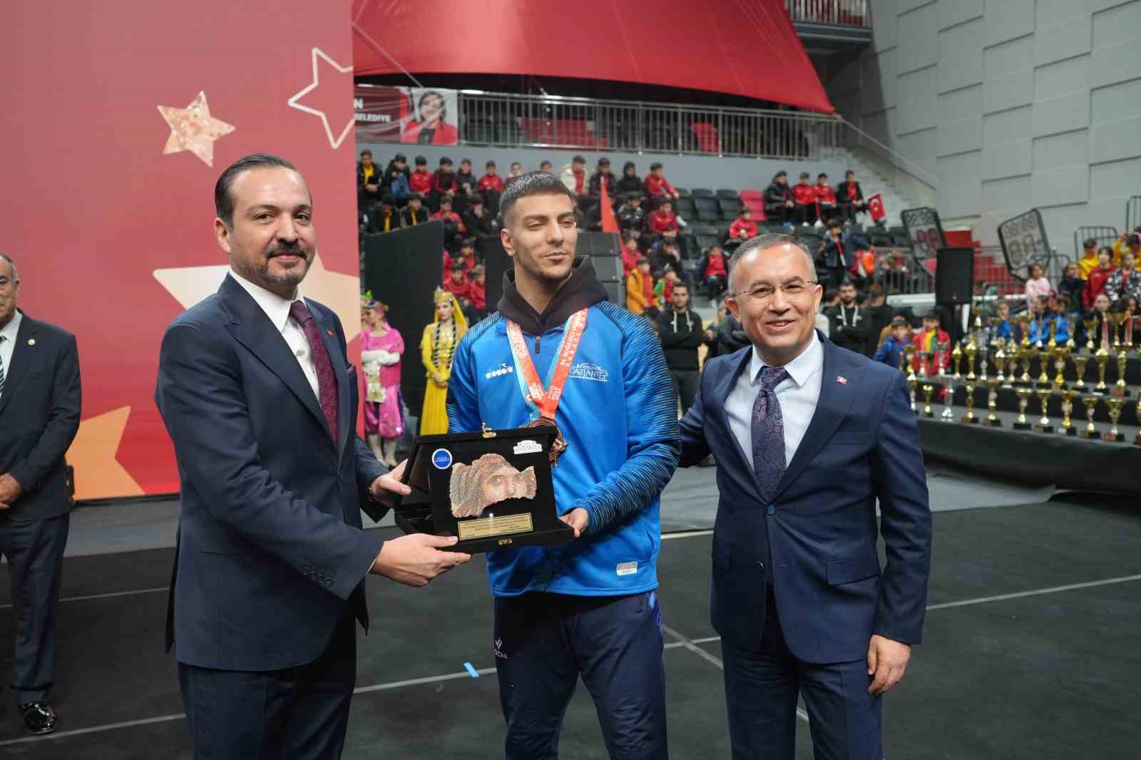 Gaziantep’in ’Genç Yıldızları’ ödülle taçlandı
