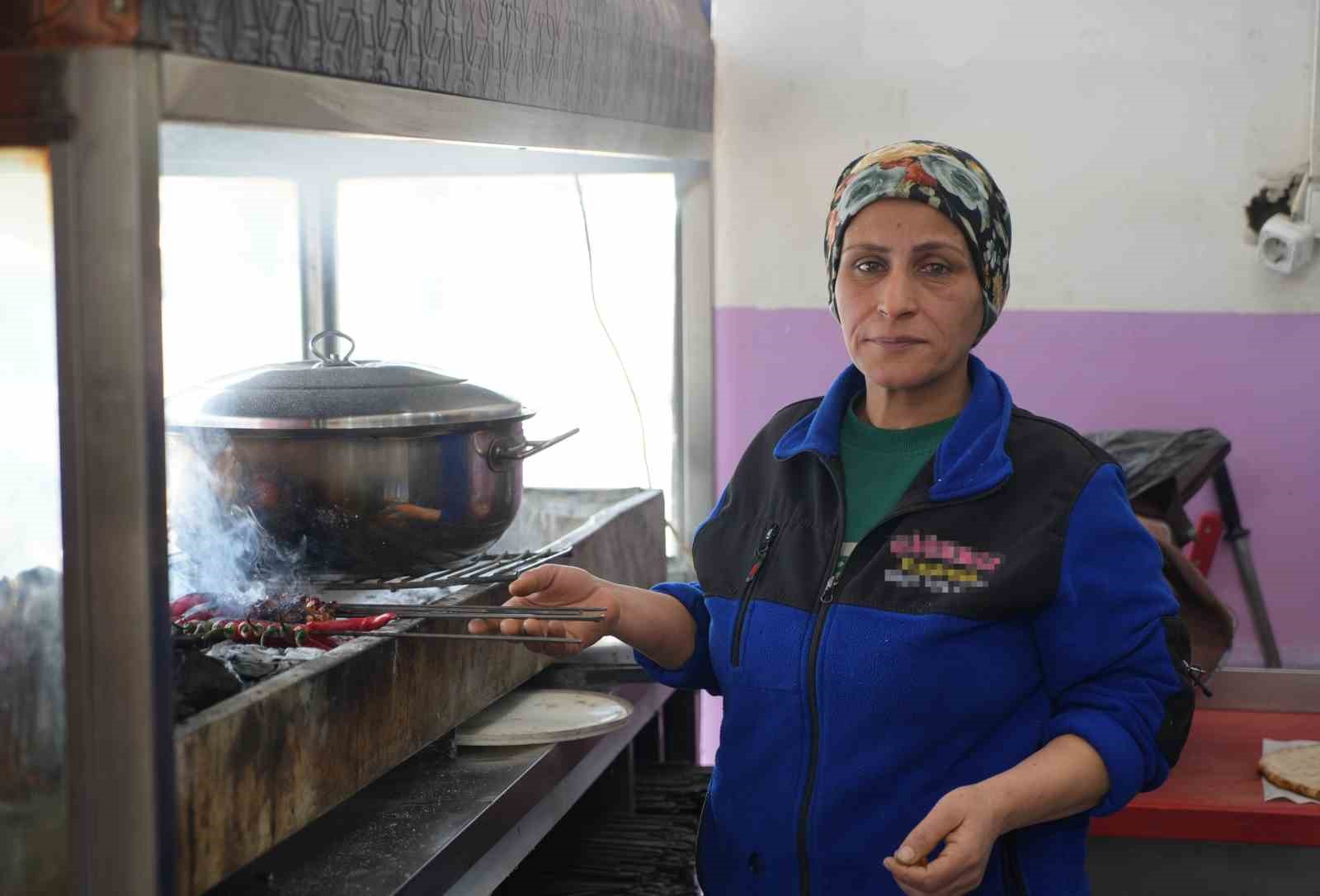 Gaziantep’in kadın ciğer ustası müşterilerden tam not alıyor
