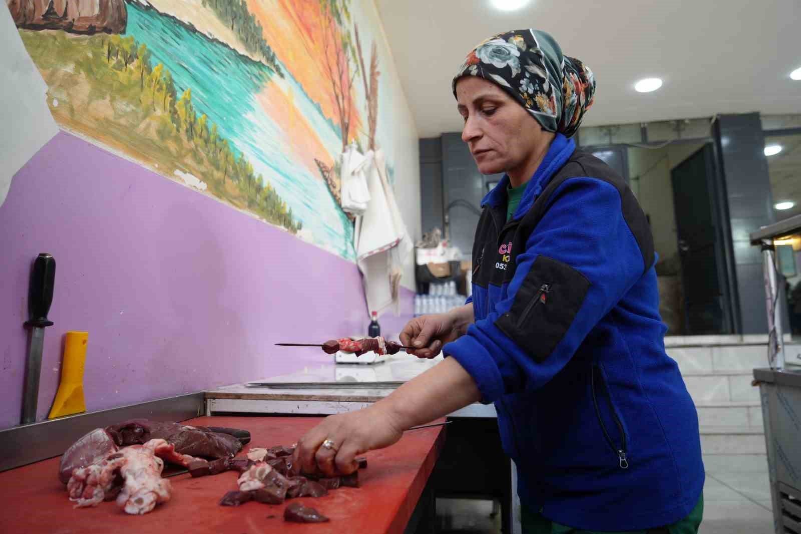 Gaziantep’in kadın ciğer ustası müşterilerden tam not alıyor
