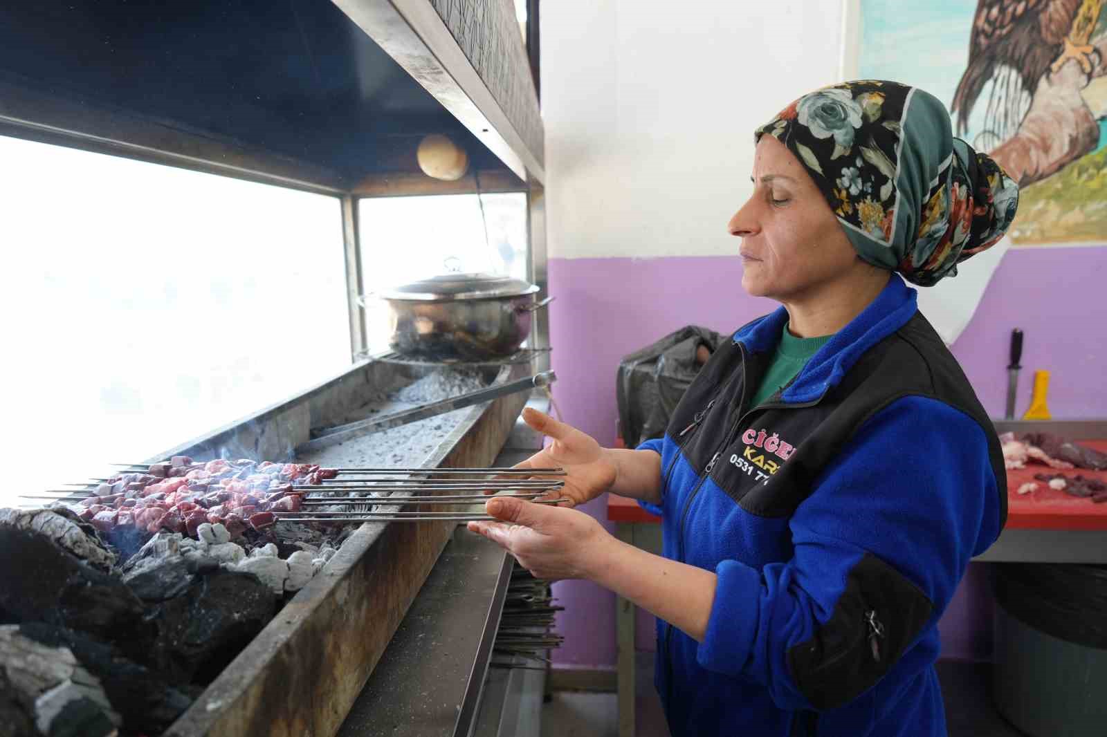 Gaziantep’in kadın ciğer ustası müşterilerden tam not alıyor
