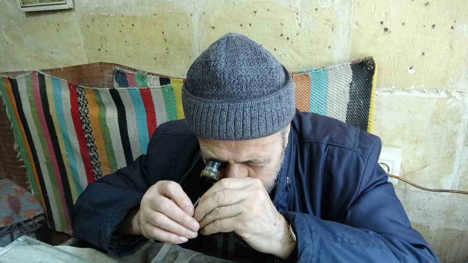 Gaziantepli 74 yaşındaki saat ustası 65 yıldır zamana ayar veriyor
