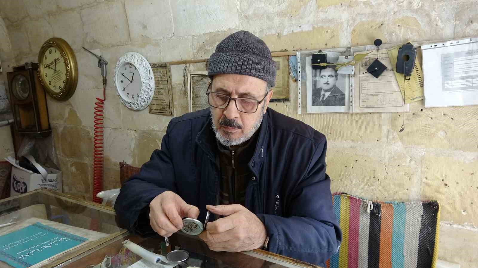 Gaziantepli 74 yaşındaki saat ustası 65 yıldır zamana ayar veriyor
