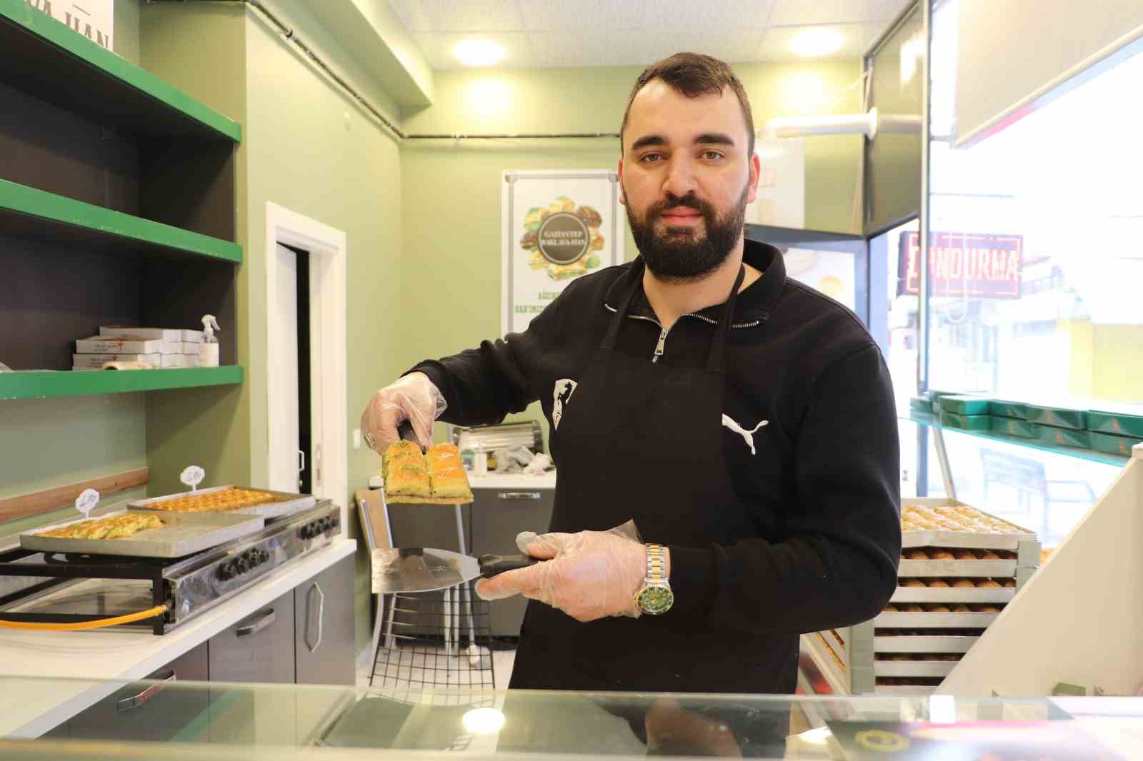 Gaziantepli usta, sahte ile gerçek baklavayı ayırt etmenin yollarını anlattı
