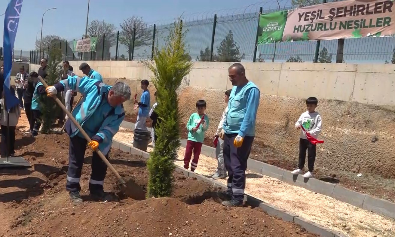 Gaziantep’te 23 Nisan’da fidanlar toprakla buluşturuldu
