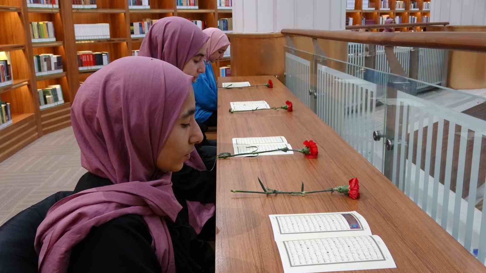 Gaziantep’te 302 öğrenci aynı anda Kuran-ı Kerim’i hatim etti
