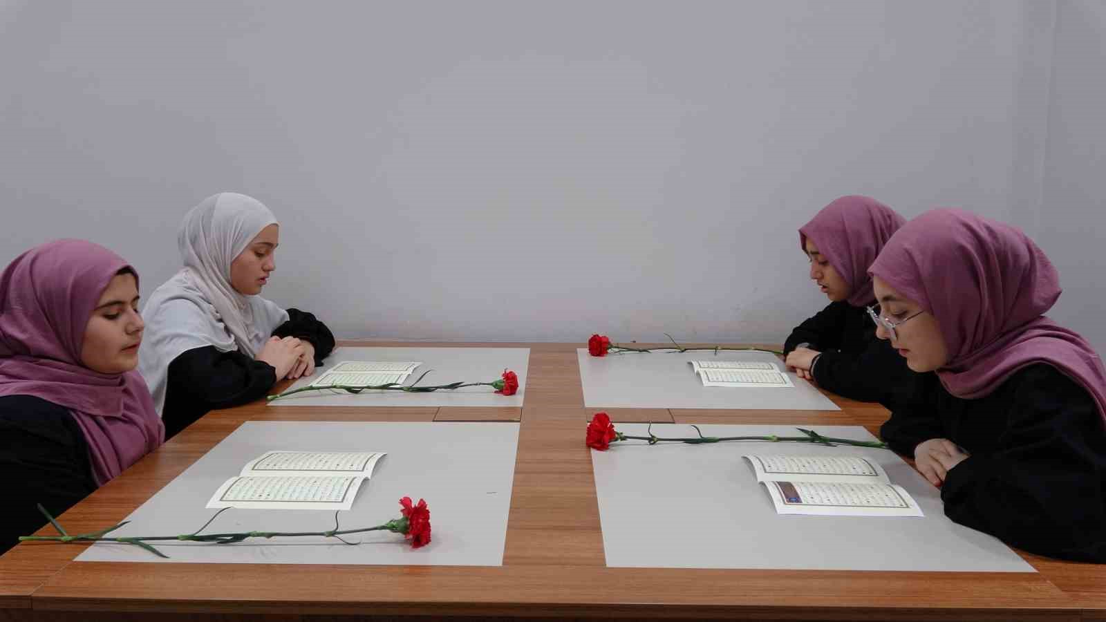 Gaziantep’te 302 öğrenci aynı anda Kuran-ı Kerim’i hatim etti
