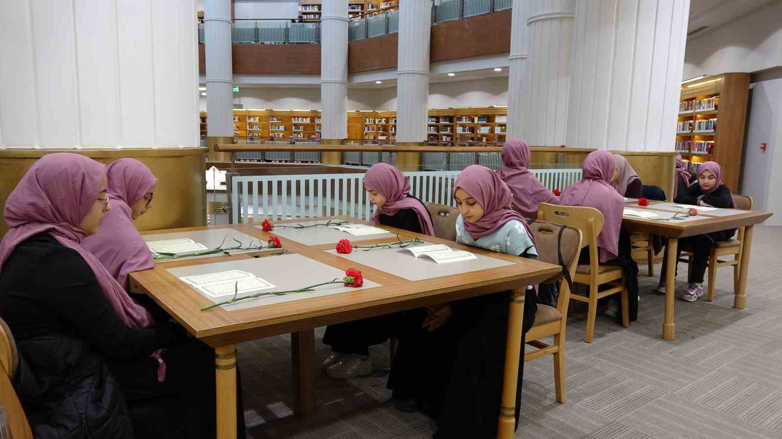 Gaziantep’te 302 öğrenci aynı anda Kuran-ı Kerim’i hatim etti
