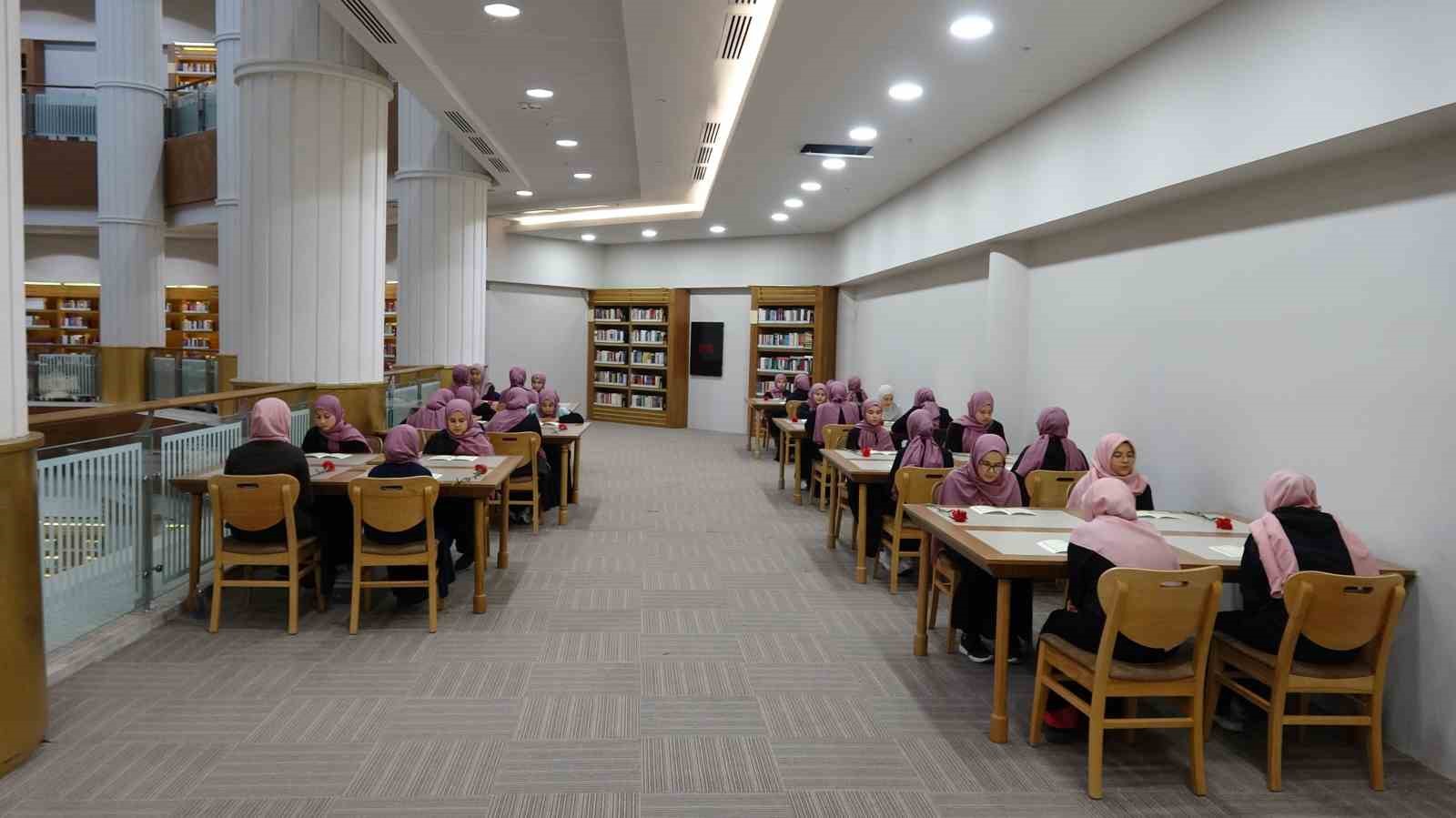 Gaziantep’te 302 öğrenci aynı anda Kuran-ı Kerim’i hatim etti
