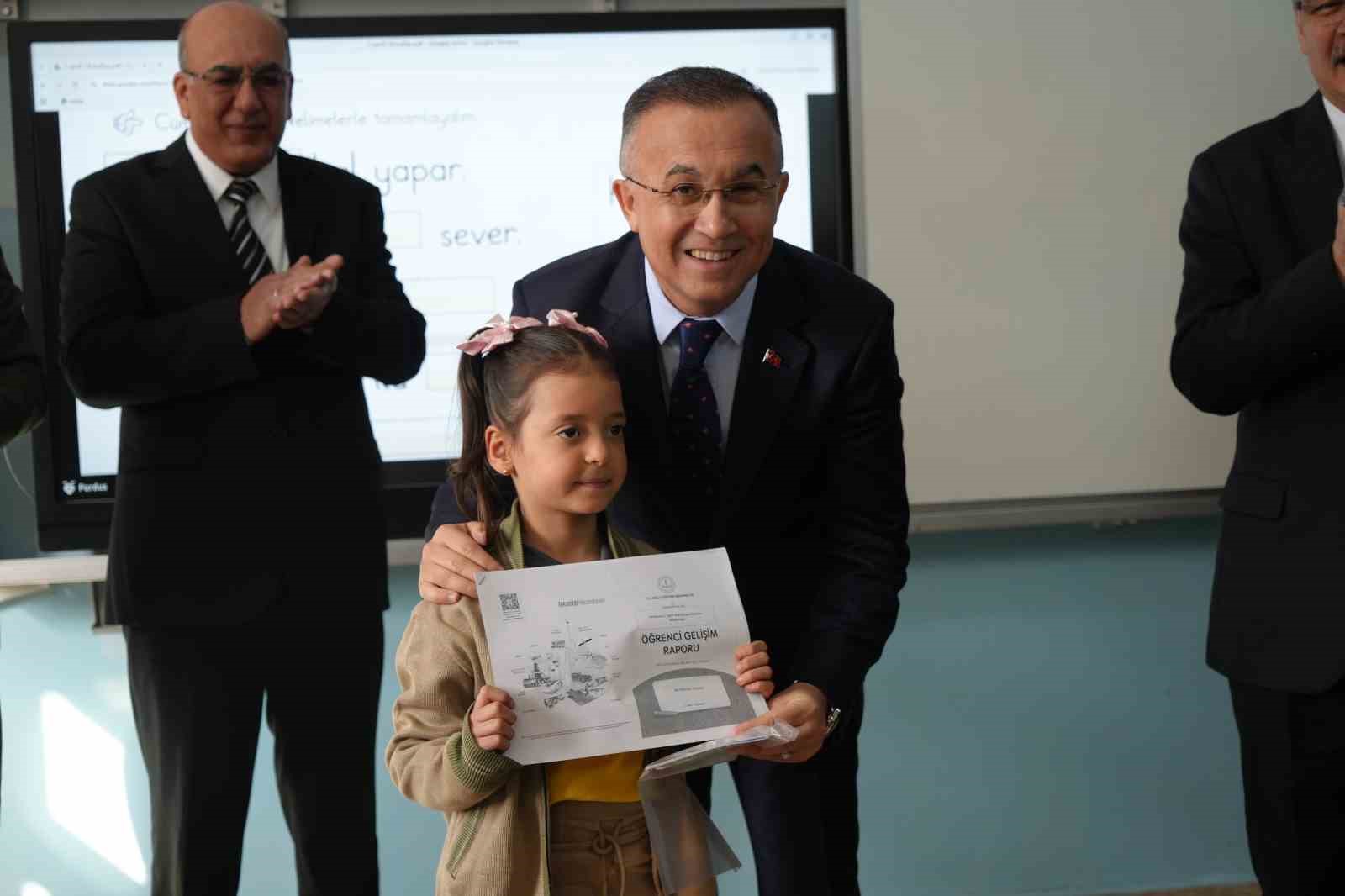 Gaziantep’te 690 bin öğrenci karne heyecanı yaşadı
