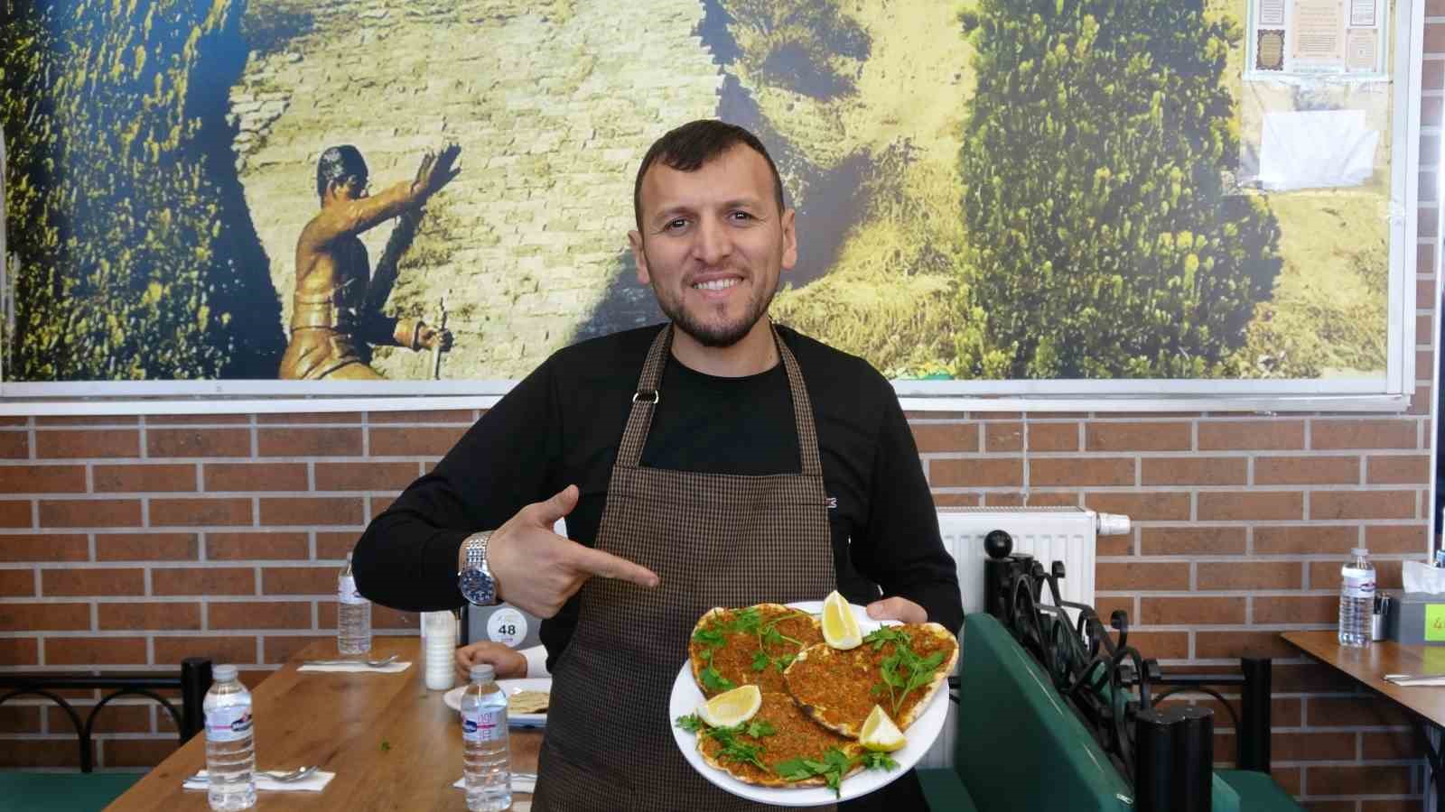 Gaziantep’te AB tescilli lahmacun sarımsaklı ve sebzeli yapılıyor
Gaziantep’te AB tescilli lahmacun sarımsaklı ve sebzeli yapılıyor
