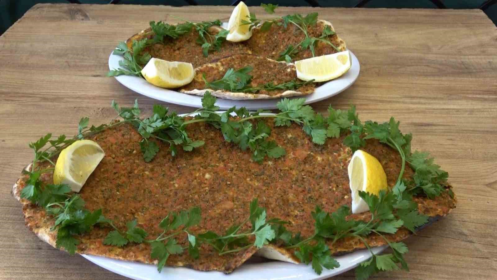 Gaziantep’te AB tescilli lahmacun sarımsaklı ve sebzeli yapılıyor
Gaziantep’te AB tescilli lahmacun sarımsaklı ve sebzeli yapılıyor