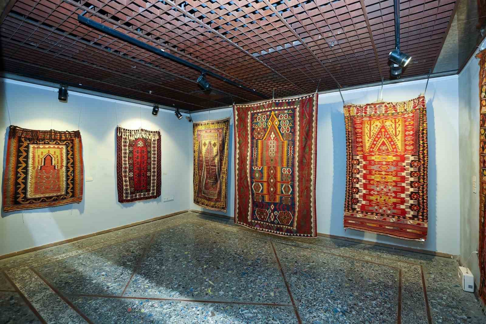 Gaziantep’te Anadolu seccadelerinin hikayesinin yer aldığı sergi ziyarete açıldı
Gaziantep’te Anadolu seccadelerinin hikayesinin yer aldığı sergi ziyarete açıldı