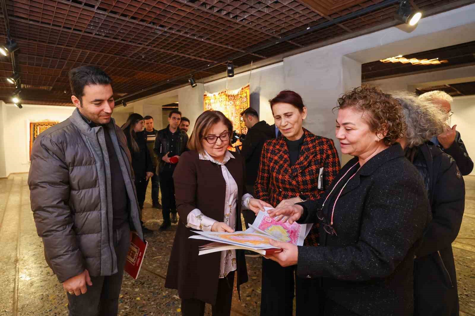 Gaziantep’te Anadolu seccadelerinin hikayesinin yer aldığı sergi ziyarete açıldı
Gaziantep’te Anadolu seccadelerinin hikayesinin yer aldığı sergi ziyarete açıldı