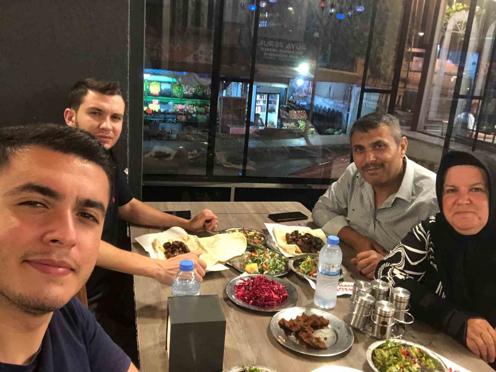 Gaziantep’te azimle çalışan anne 4 çocuğunu meslek sahibi yaptı
Gaziantep’te azimle çalışan anne 4 çocuğunu meslek sahibi yaptı