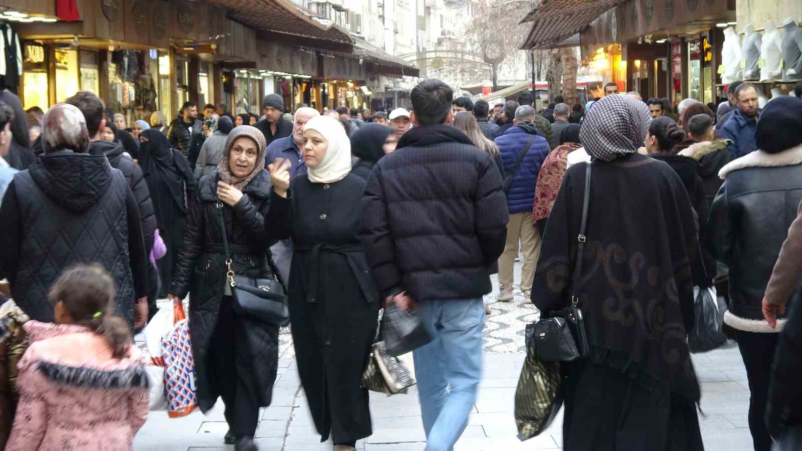 Gaziantep’te bayram alışverişinde adım atacak yer kalmadı
