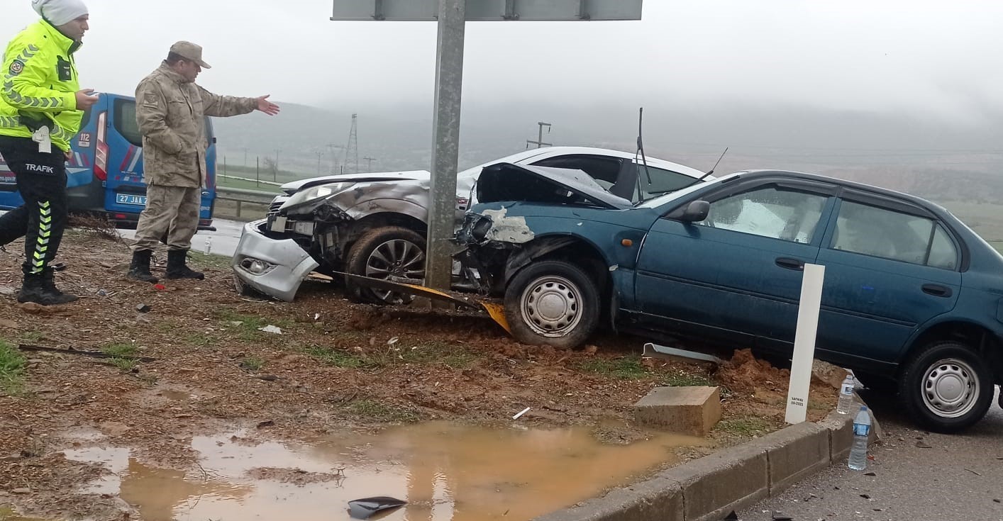 Gaziantep’te çarpışan araçların sürücüleri yaralandı
