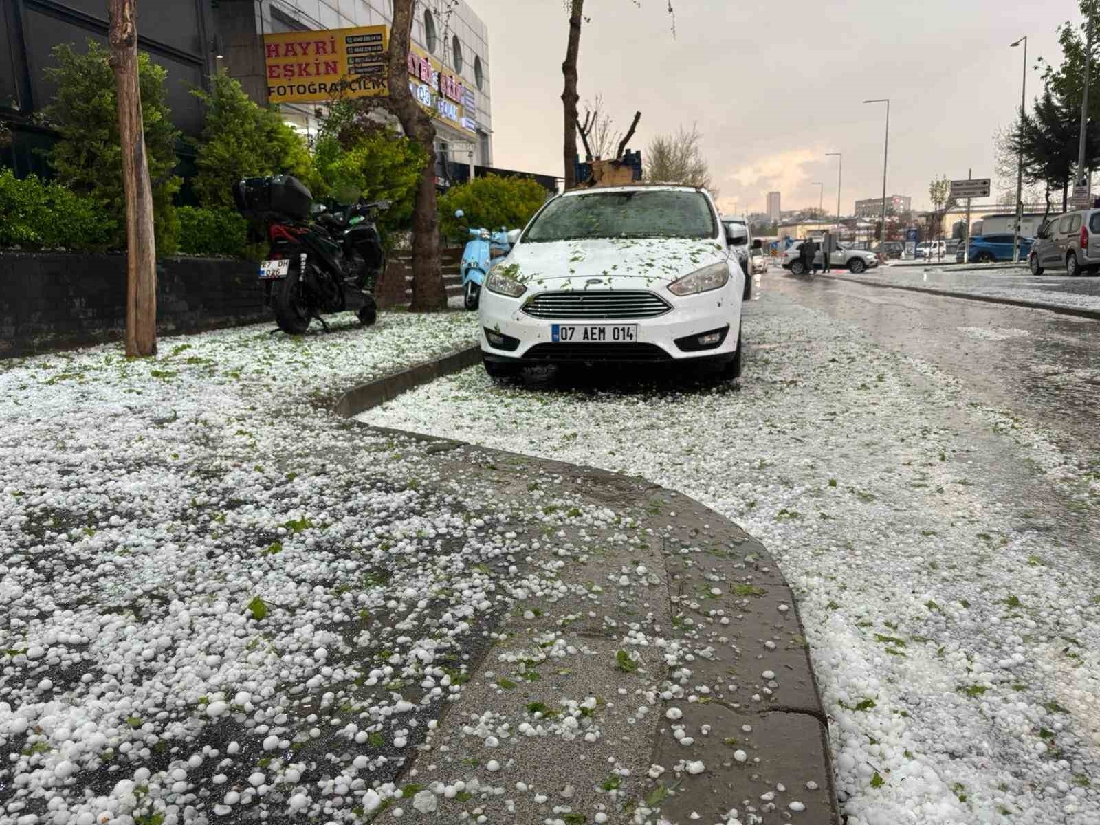 Gaziantep’te ceviz büyüklüğünde dolu yağdı
