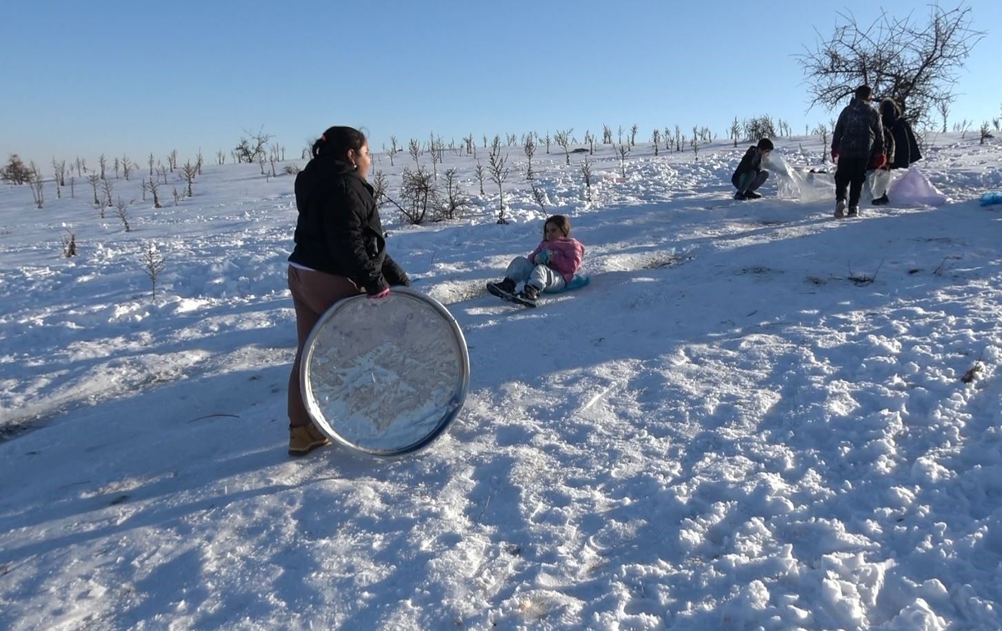 Gaziantep’te çocuklar tepsi, poşet ve leğenlerle kayarak eğlendi
