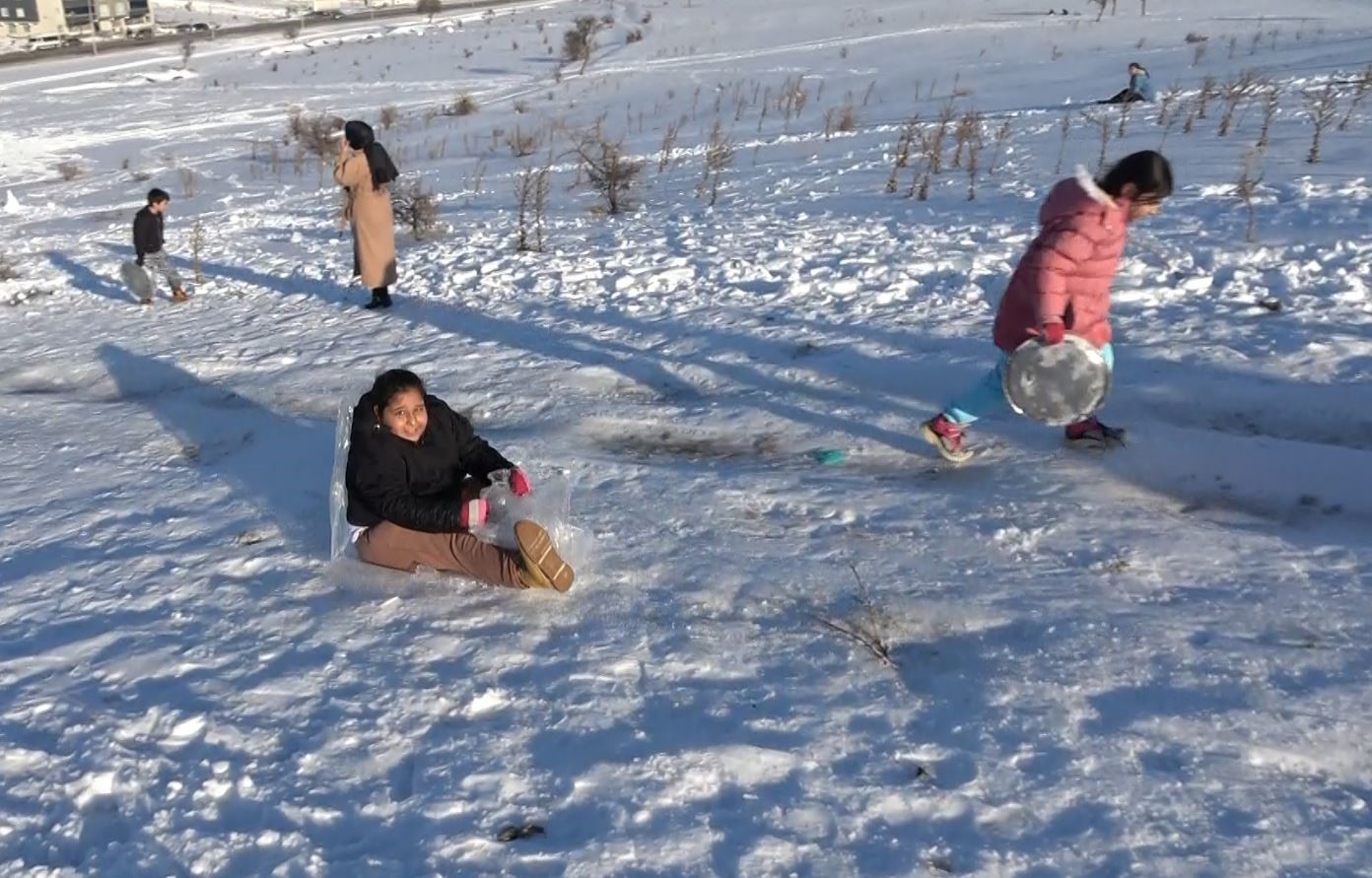 Gaziantep’te çocuklar tepsi, poşet ve leğenlerle kayarak eğlendi
