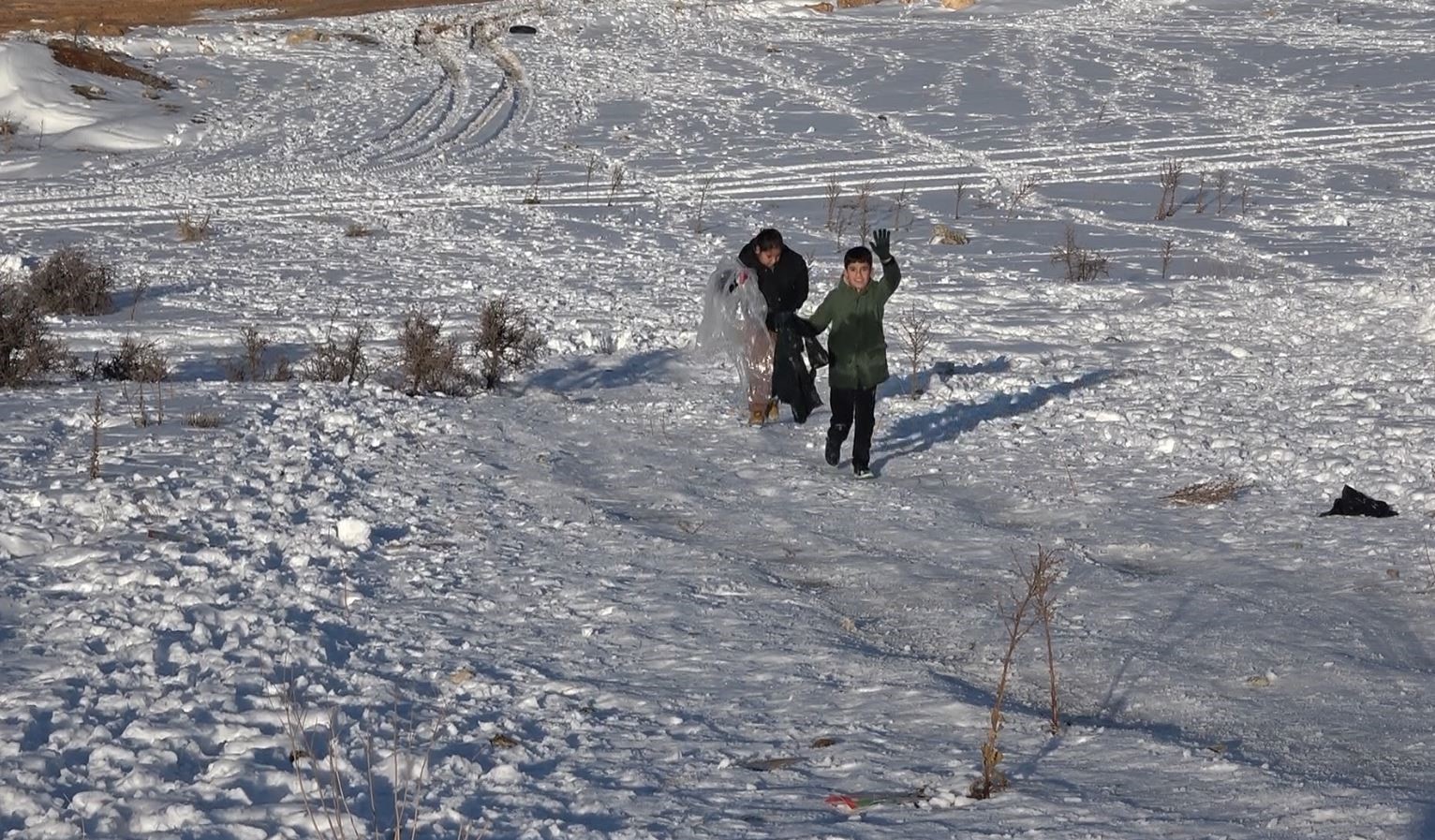 Gaziantep’te çocuklar tepsi, poşet ve leğenlerle kayarak eğlendi
