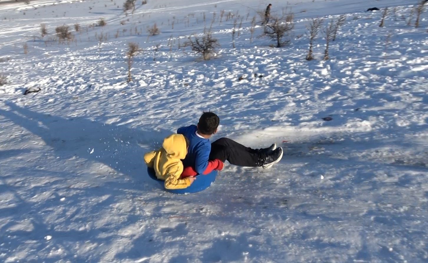 Gaziantep’te çocuklar tepsi, poşet ve leğenlerle kayarak eğlendi
