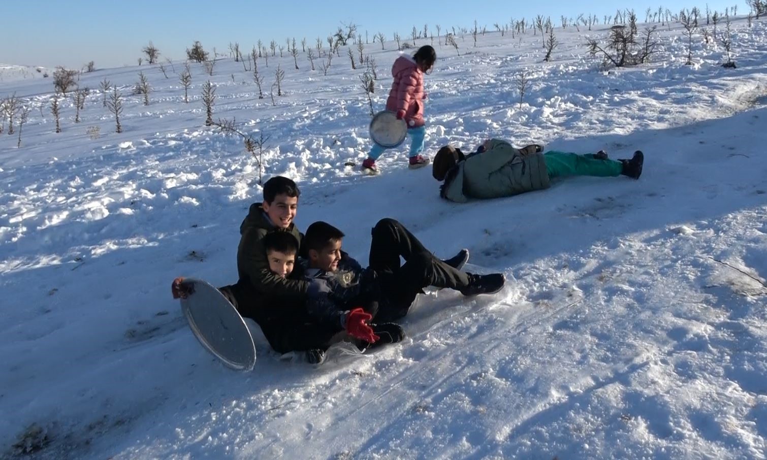 Gaziantep’te çocuklar tepsi, poşet ve leğenlerle kayarak eğlendi
