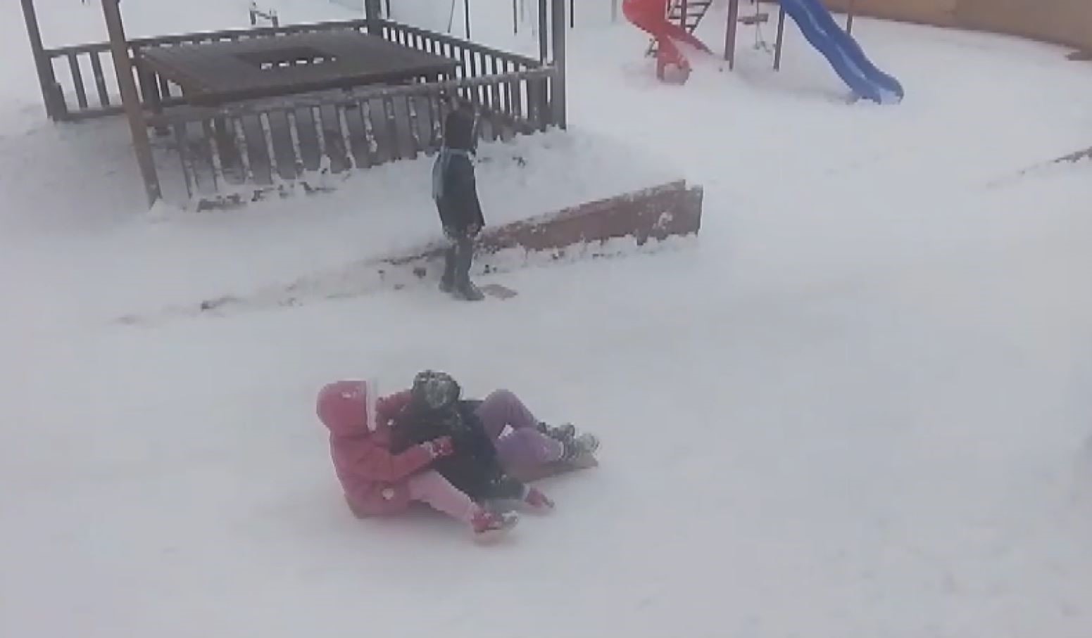 Gaziantep’te çocukların kar keyfi: Tepsi, poşet, leğen ve tahta ile kayak yaptılar
