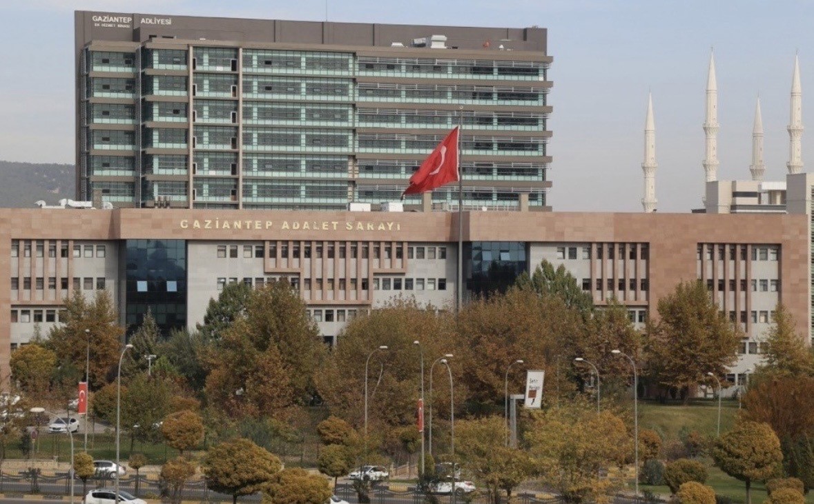Gaziantep’te eşinin yüzünü taşla ezip darbeden sanık ağır cezada yargılanacak
Gaziantep’te eşinin yüzünü taşla ezip darbeden sanık ağır cezada yargılanacak