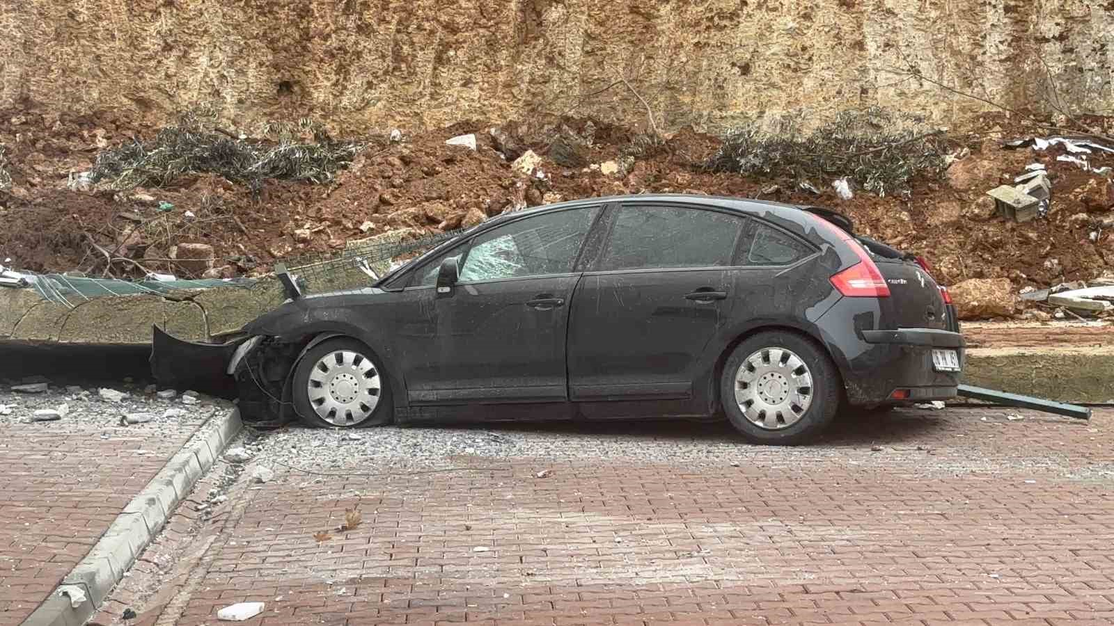 Gaziantep’te facianın eşiğinden dönüldü: Sitenin istinat duvarı araçların üzerine çöktü
