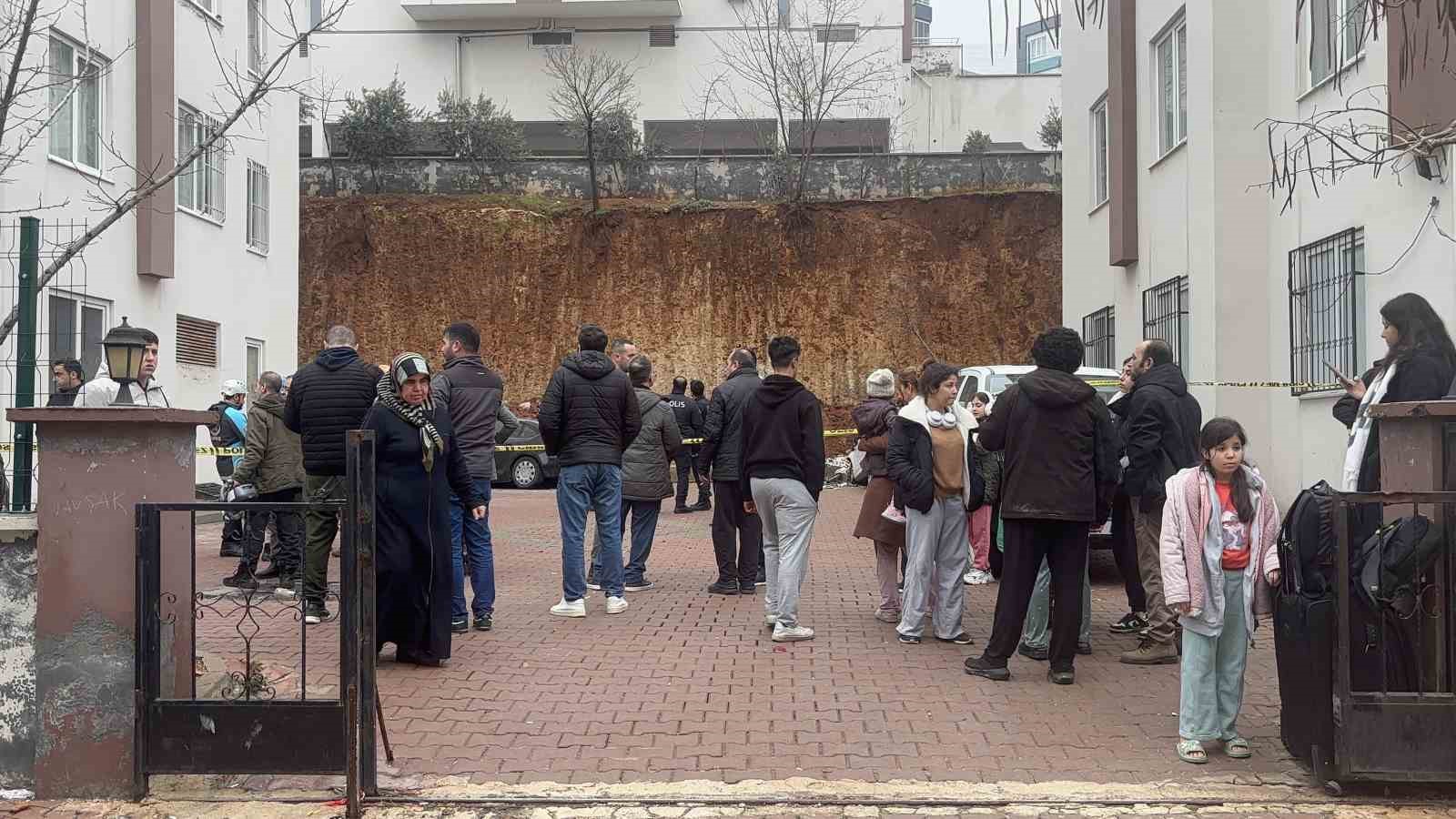 Gaziantep’te facianın eşiğinden dönüldü: Sitenin istinat duvarı araçların üzerine çöktü
