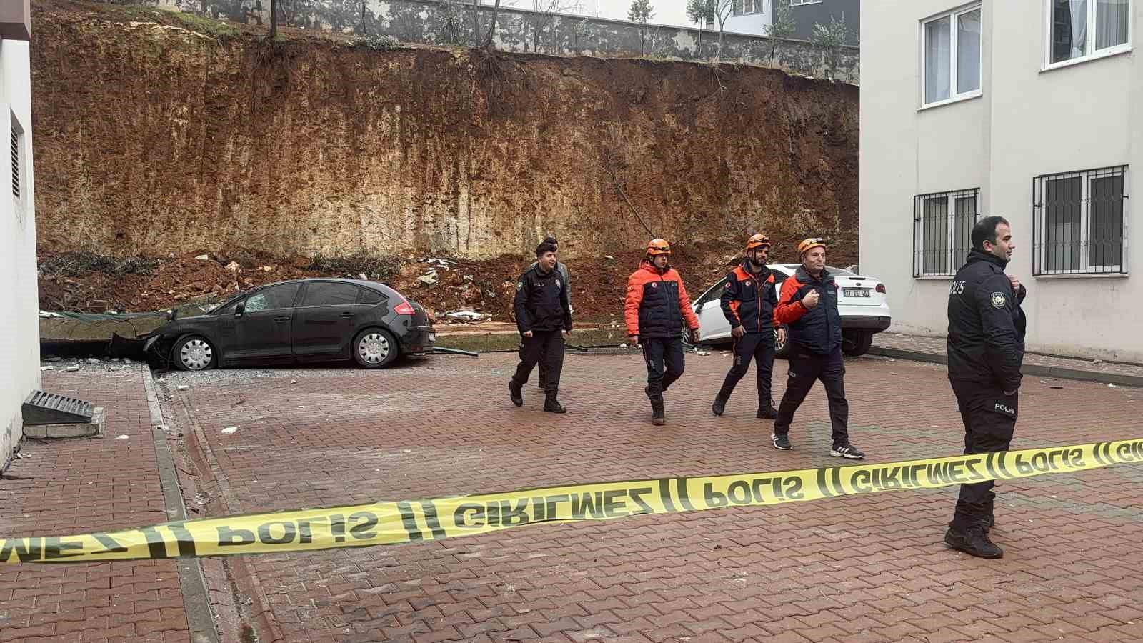 Gaziantep’te facianın eşiğinden dönüldü: Sitenin istinat duvarı araçların üzerine çöktü
