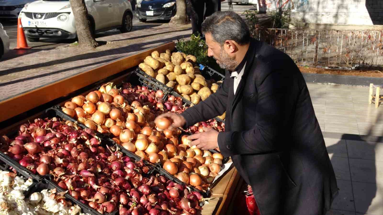 Gaziantep’te gençlerden duygulandıran örnek davranış: Soğan aldılar, parasını kameraya gösterip bıraktılar
