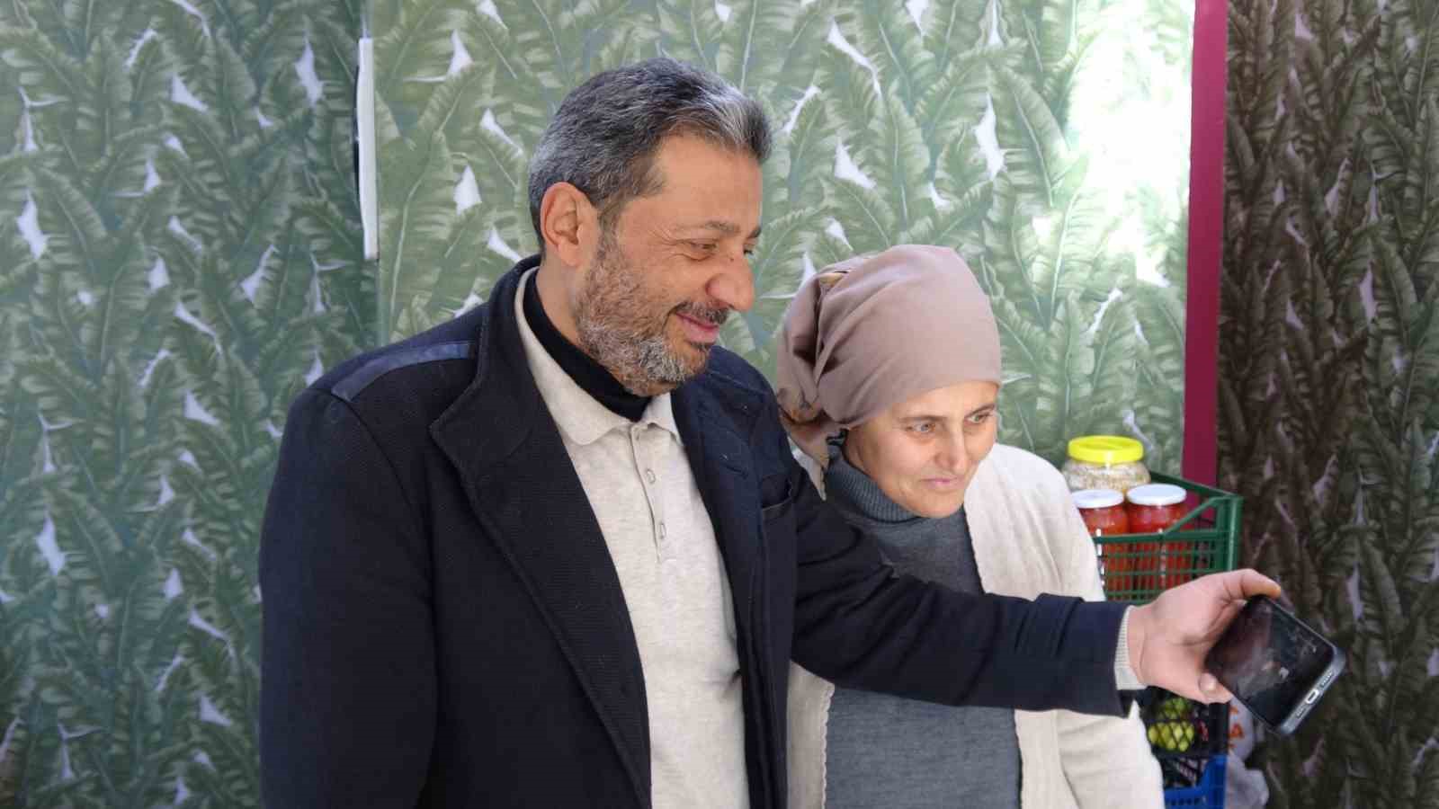 Gaziantep’te gençlerden duygulandıran örnek davranış: Soğan aldılar, parasını kameraya gösterip bıraktılar
