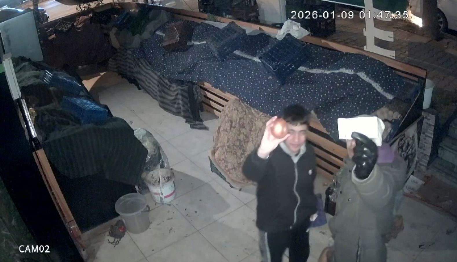 Gaziantep’te gençlerden duygulandıran örnek davranış: Soğan aldılar, parasını kameraya gösterip bıraktılar
