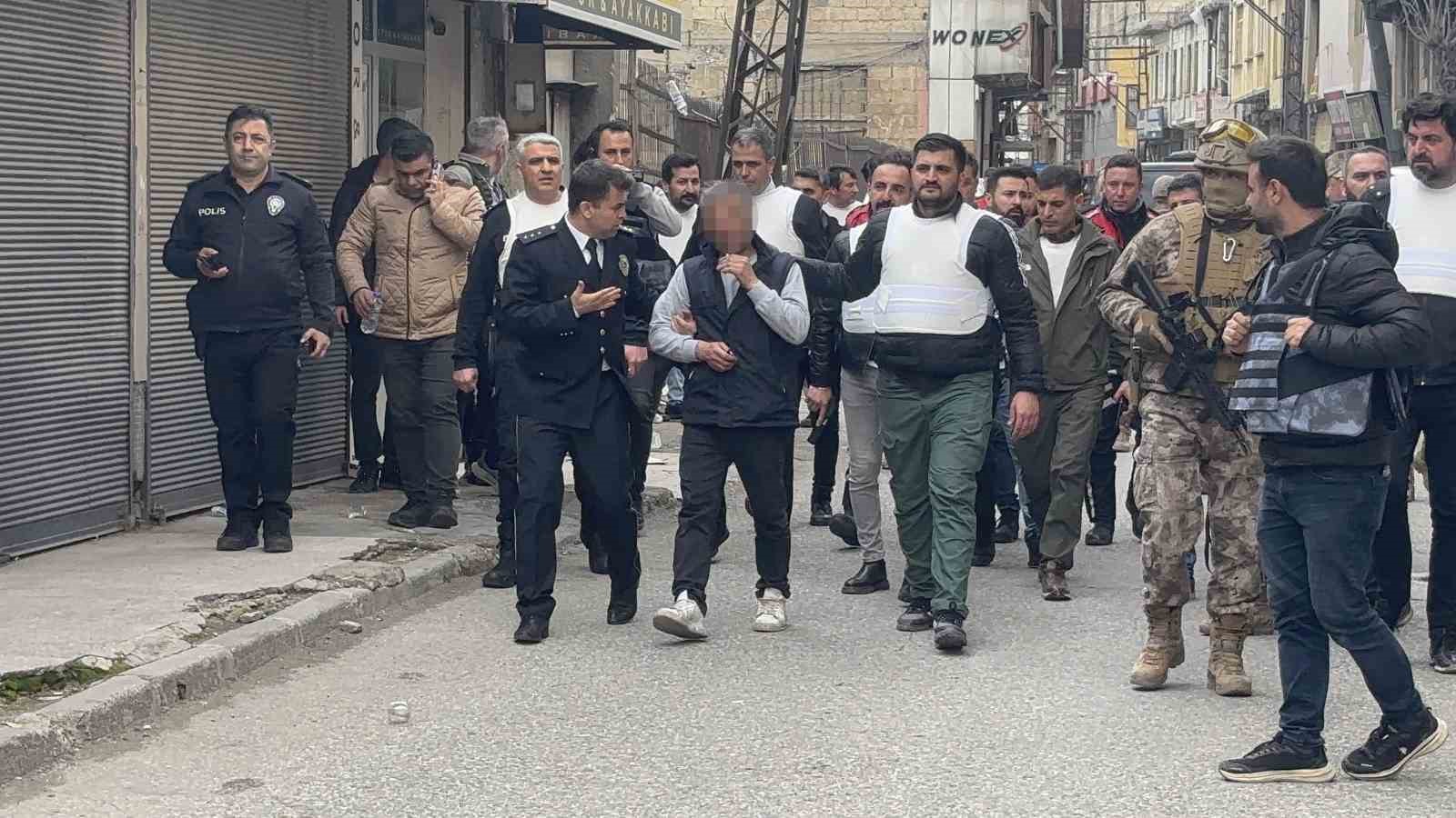 Gaziantep’te hareketli dakikalar: 5 kişiyi rehin aldı, polise ateş açtı, yakalandı

