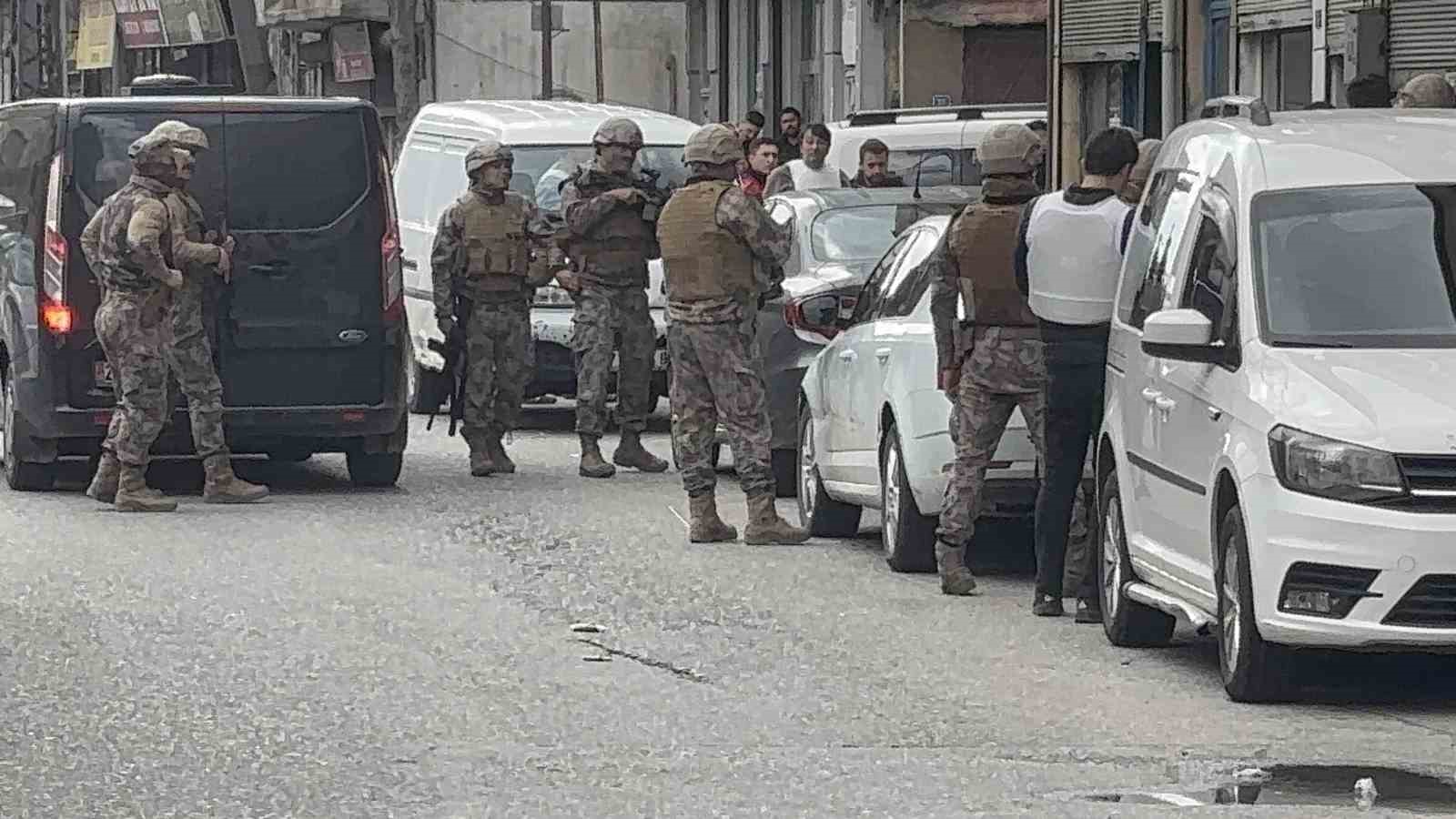 Gaziantep’te hareketli dakikalar: 5 kişiyi rehin aldı, polise ateş açtı, yakalandı
