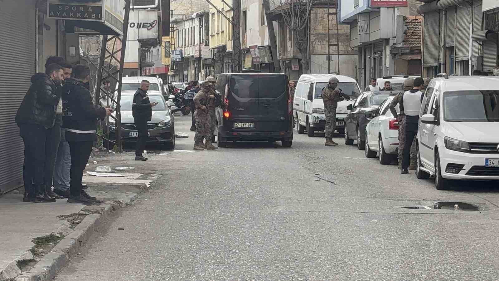 Gaziantep’te hareketli dakikalar: 5 kişiyi rehin aldı, polise ateş açtı, yakalandı
