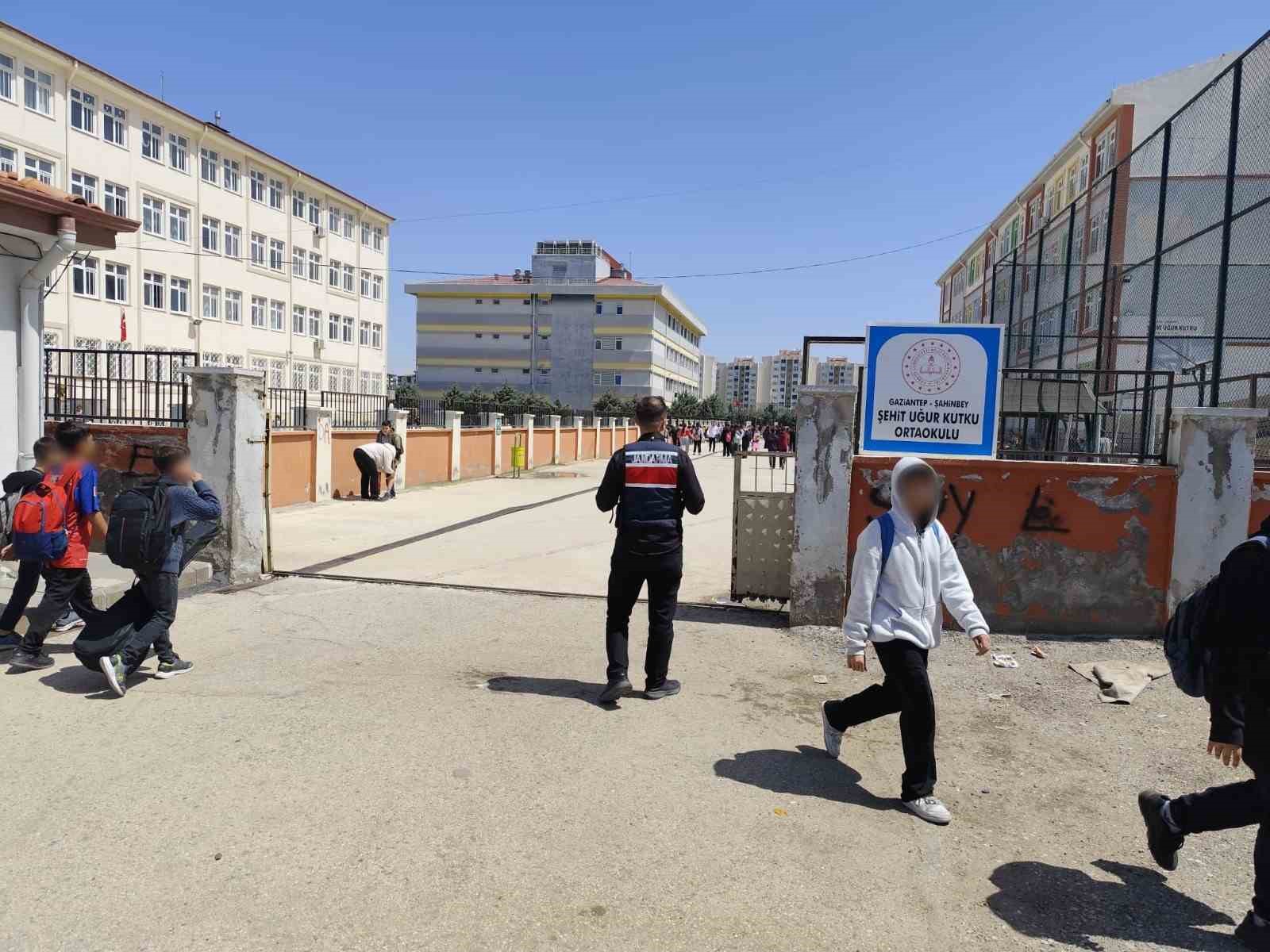 Gaziantep’te "Huzurlu Okul Önleri" uygulaması: 78 aranan şahıs yakalandı
Gaziantep’te "Huzurlu Okul Önleri" uygulaması: 78 aranan şahıs yakalandı