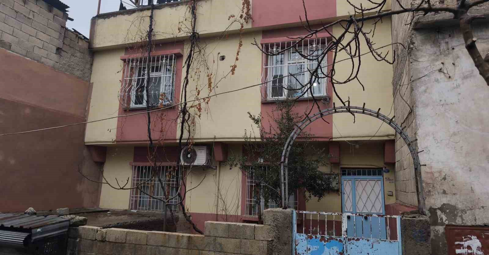 Gaziantep’te içerisinde 2,7 milyon TL bulunan kasanın çalınma anı kamerada
