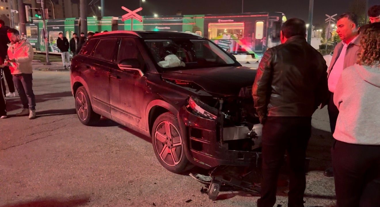Gaziantep’te iki araç kafa kafaya çarpıştı: 3 yaralı
