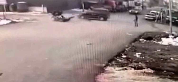 Gaziantep’te ilginç kaza: Hafif ticari araç motosiklete, motosiklet yayaya çarptı
