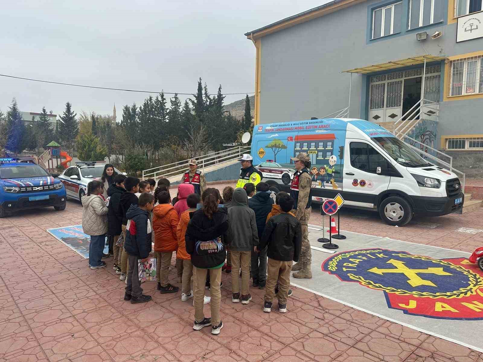 Gaziantep’te jandarmadan 126 öğrenciye trafik eğitimi
