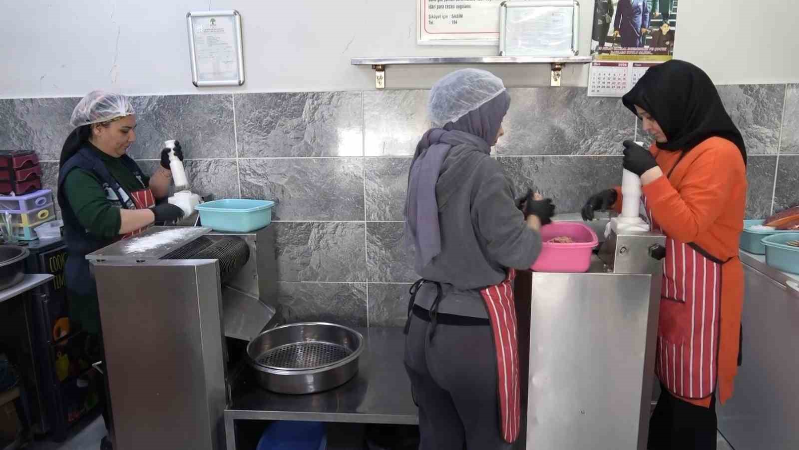 Gaziantep’te kadınların bayram için yuvalama mesaisi başladı
