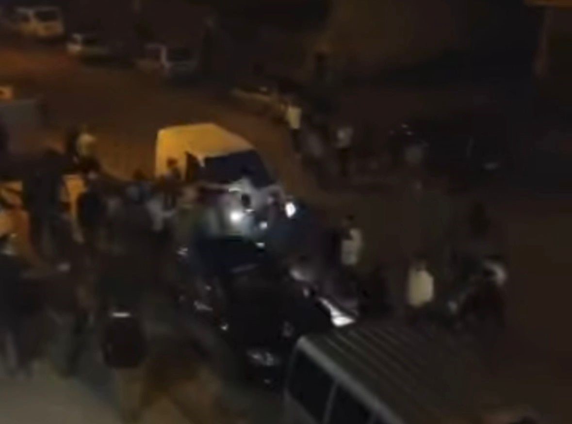 Gaziantep’te kan donduran görüntüler: Aracıyla kavga edenleri ezdi
Gaziantep’te kan donduran görüntüler: Aracıyla kavga edenleri ezdi