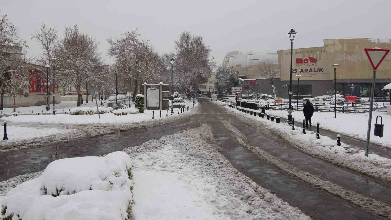 Gaziantep’te kar yağışı sonrası yollar boş kaldı
