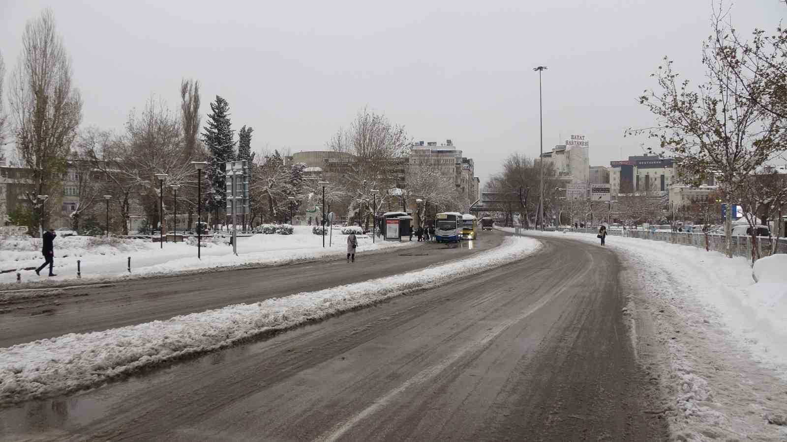 Gaziantep’te kar yağışı sonrası yollar boş kaldı
