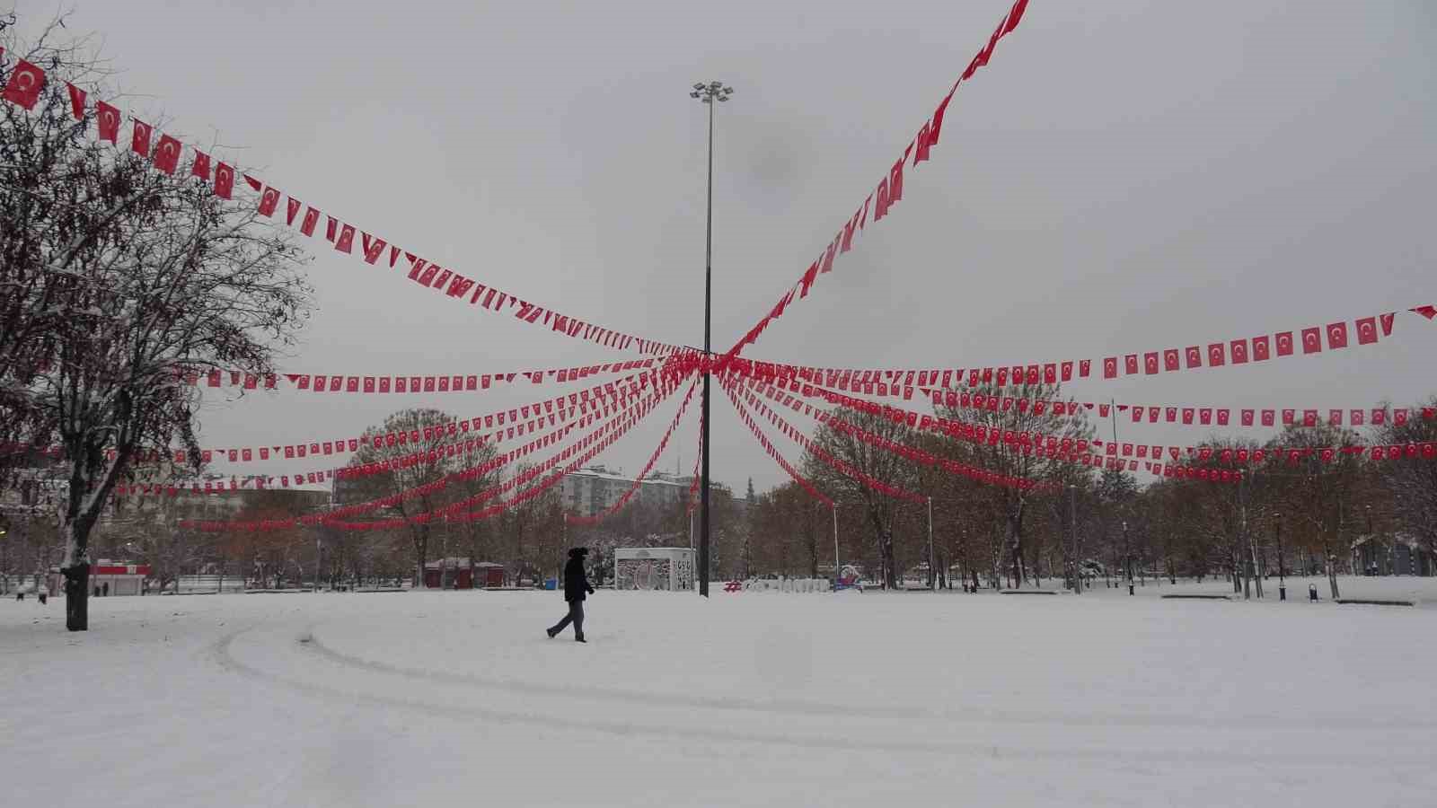 Gaziantep’te kar yağışı sonrası yollar boş kaldı
