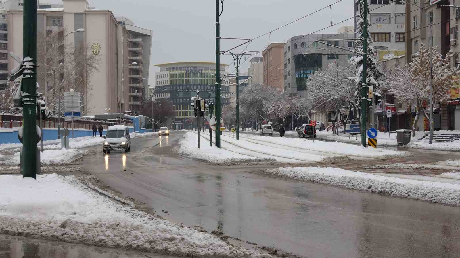 Gaziantep’te kar yağışı sonrası yollar boş kaldı
