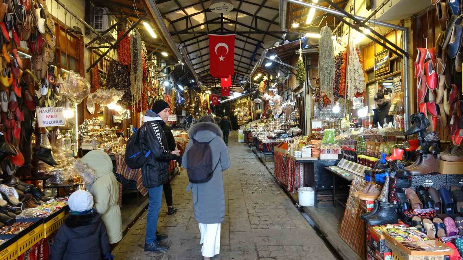 Gaziantep’te kar yağışı tarihi çarşıları sessizliğe bürüdü
Gaziantep’te kar yağışı tarihi çarşıları sessizliğe bürüdü