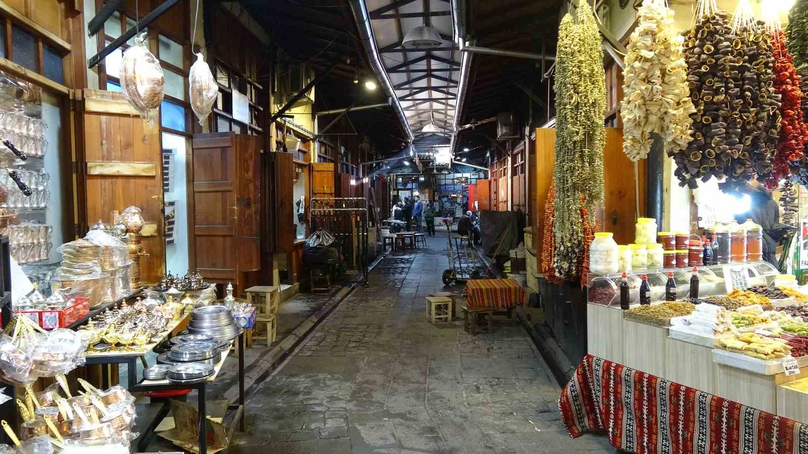 Gaziantep’te kar yağışı tarihi çarşıları sessizliğe bürüdü
Gaziantep’te kar yağışı tarihi çarşıları sessizliğe bürüdü